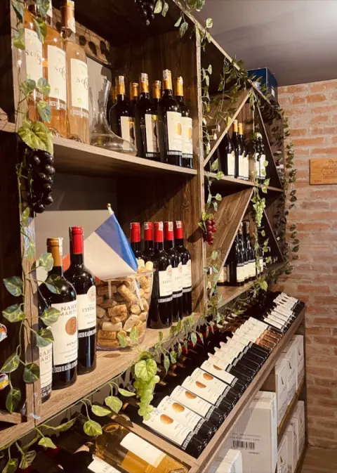 Estantería con botellas de vino de varios países