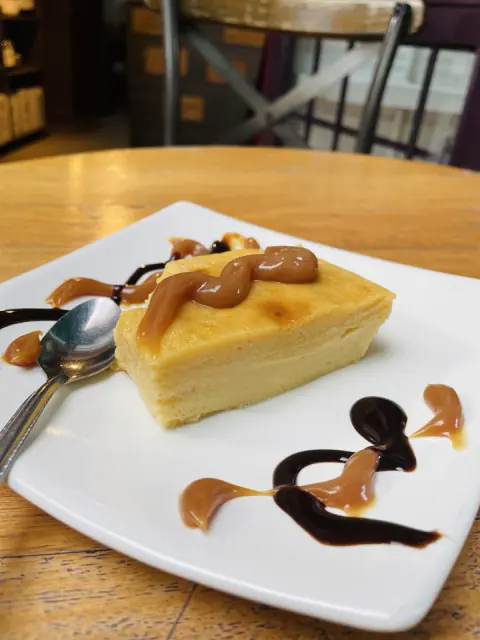 Postre de la casa con caramelo