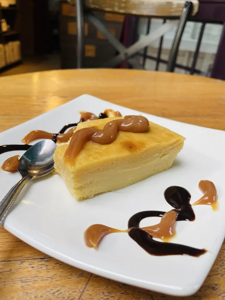 Postre de la casa con caramelo y salsa de chocolate