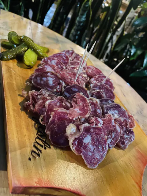 Tabla de saucisson en rodajas con pepinillos