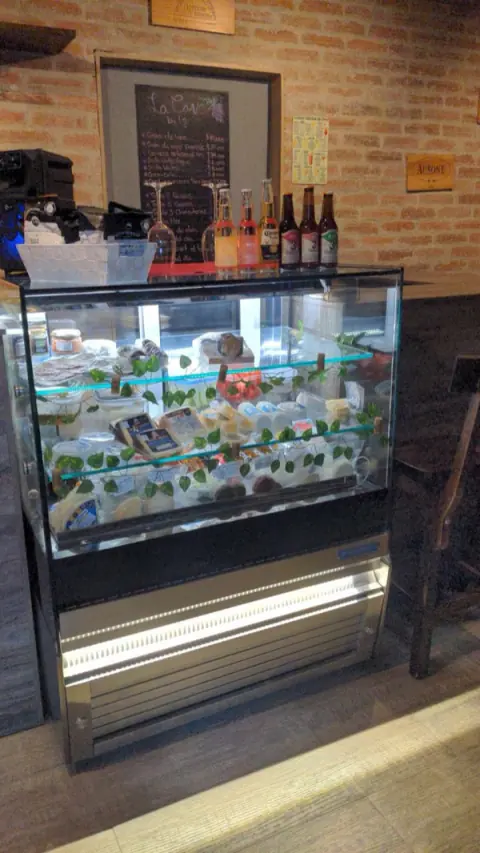 Vitrina refrigerada con quesos y charcutería